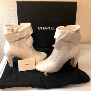 Chanel white  crumpled lambskin short boots
